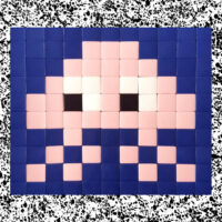 invader Rose sur fond bleu nuit