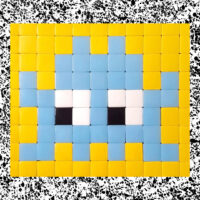 invader bleu pâle sur fond jaune