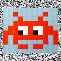 invader rouge sur fond bleu clair